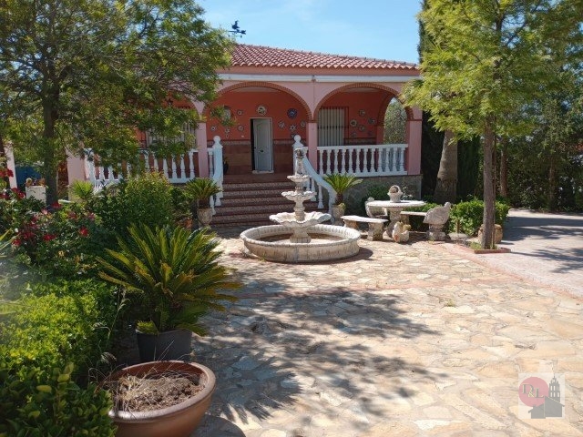 CHALET EN VENTA EN ALMENDRALEJO (TIZA)